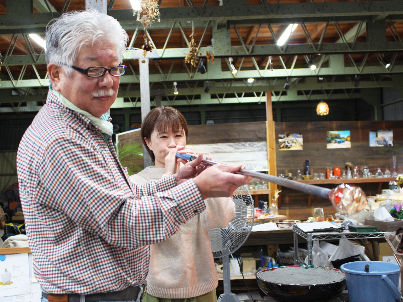 息を吹いてガラスを膨らませます。講師がしっかりサポートいたします。