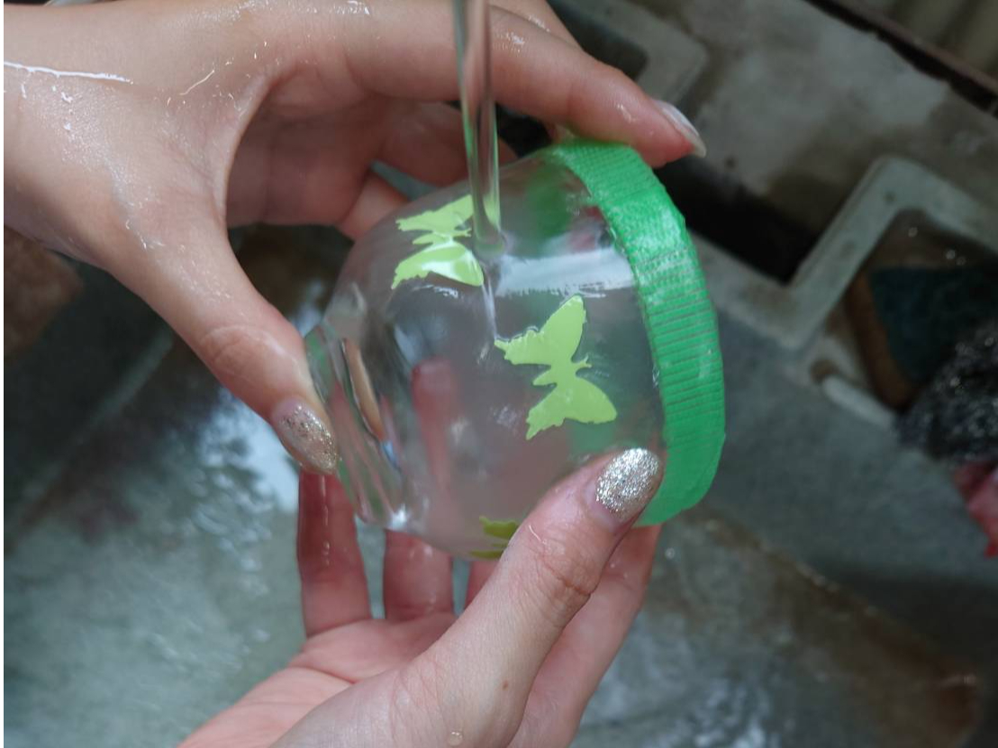 最後は洗ってシールをゆっくりと剥がします