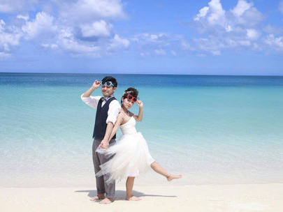 沖縄の青い海と空。そして、エメラルドグリーンの海を背景に、お二人の記念に残る瞬間を撮影します。