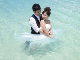 ドレスを着けたまま、沖縄の海へ入っちゃいましょう。開放感溢れる撮影をお楽しみください。
