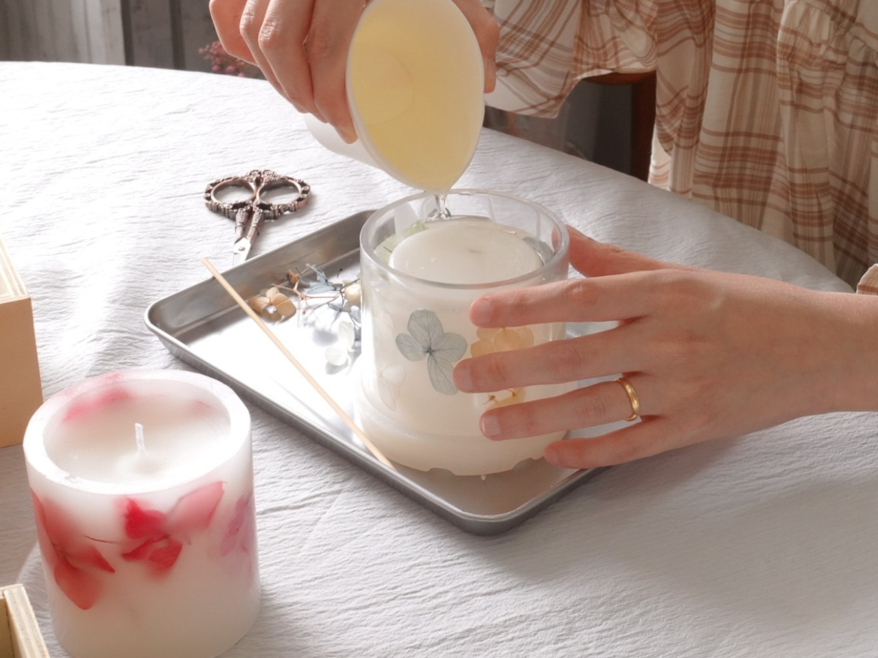 温めたロウを流し込みながらの制作です!