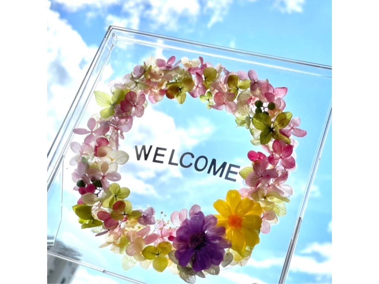 ドライフラワーや押し花など、花材を選んで作成します。