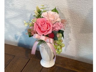 本格プラン メインのプリザーブドフラワーローズのお色を選びアレンジしていきます。サイズ約:縦18×横12×奥行12p