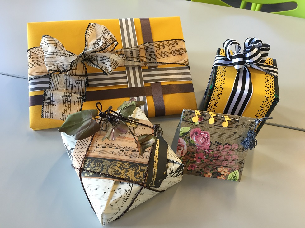 芸術の秋のラッピングです。クロスりぼんの重ね掛け、プリントりぼん アートペーパーの重ね使いで個性的に仕上げています。
