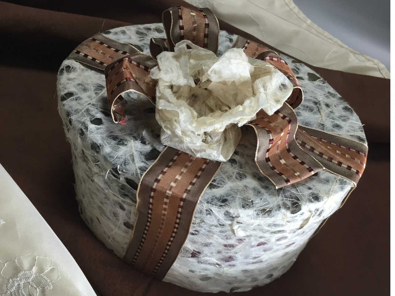 楕円ボックスを落水和紙で簡単カルトナージュ風にラッピング。中央の花も落水和紙で制作しています。