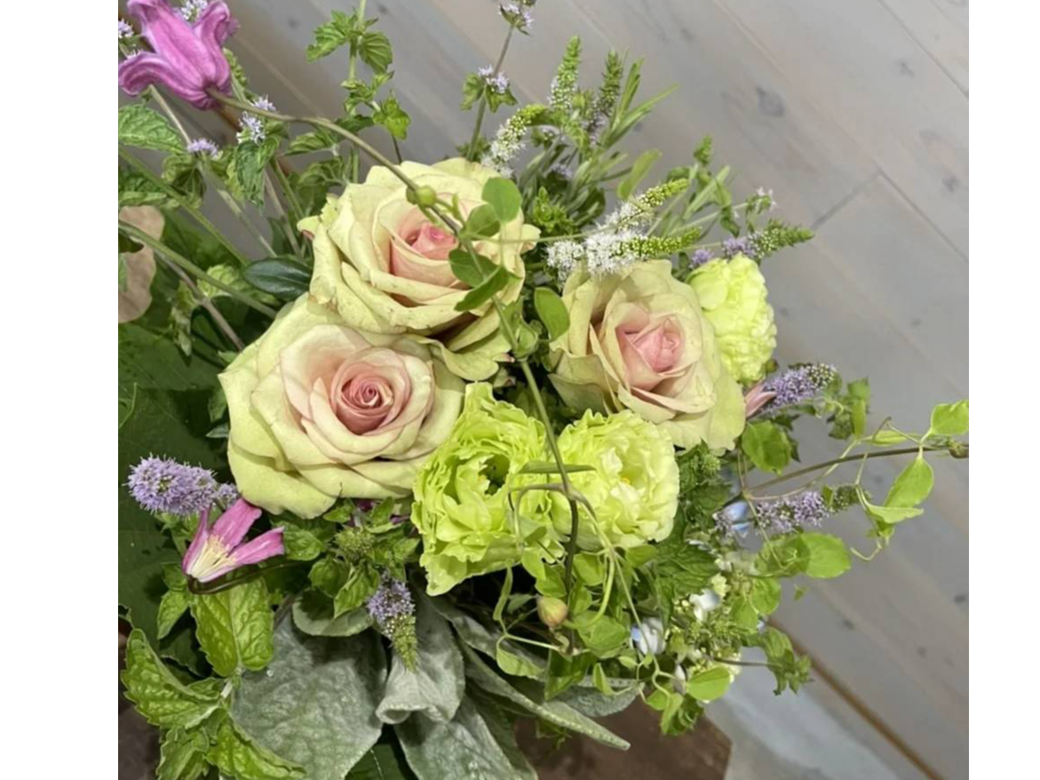 その季節の生花を使ったフレッシュなアレンジメントを作ります