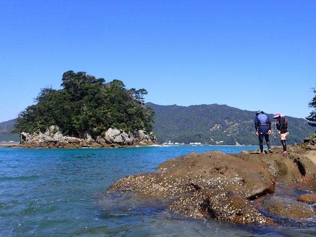 普段行くことができない場所にカヤックなら容易に行くことができます。上陸休憩も楽しい時間です