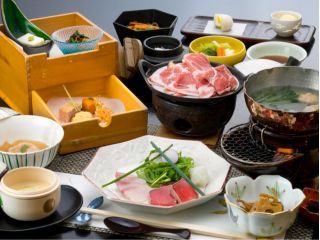 季節のミニ会席料理『一例』後出しが数品、温かいものは温かく、冷たいものは冷たくご提供致します(季節によりお料理内容が変わる場合がございます)