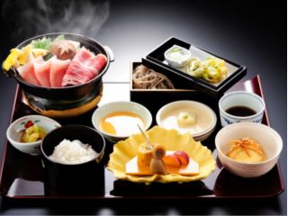 ひだまり御膳『一例』上州牛ともち豚の一品をメインに一気出しとなります(季節によりお料理内容が変わる場合がございます)