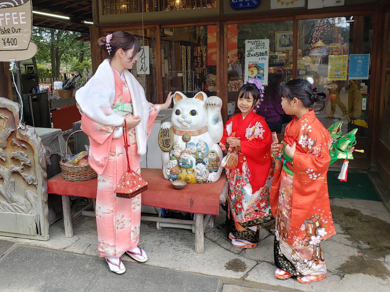 福を呼ぶ招き猫さんと記念撮影♪