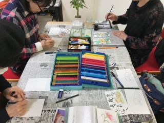 季節のイラストを色鉛筆、パステル、水彩絵の具などで描いていきます