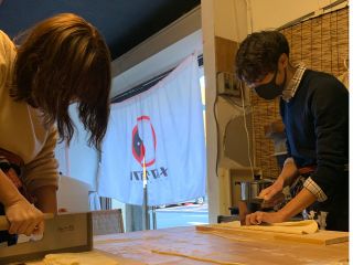 一日程一組様限定のプライベート空間なので、カップルや女性、小さいお子さんがいらっしゃるファミリーも安心。東京で一番人気のうどん体験施設で、忘れられない思い出を。