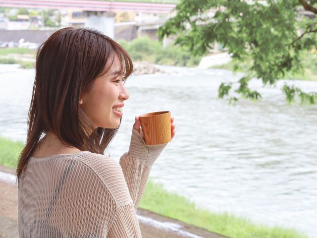 川を眺めながらお食事はいかがでしょうか?地元で作られた木のコップやお皿、お弁当で食を楽しめます^^