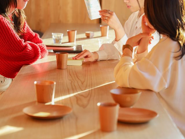 樹齢が約200年の杉の木の無垢材テーブル!木からパワーを貰ってください!!