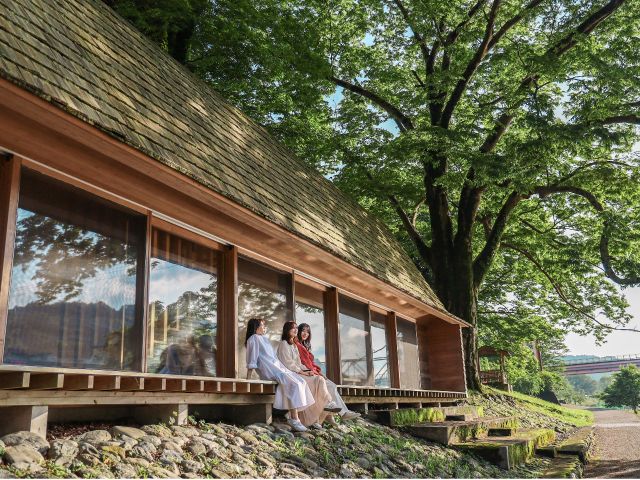 晴れた日は外の縁側で日向ぼっこ。自然を全身で感じてください!