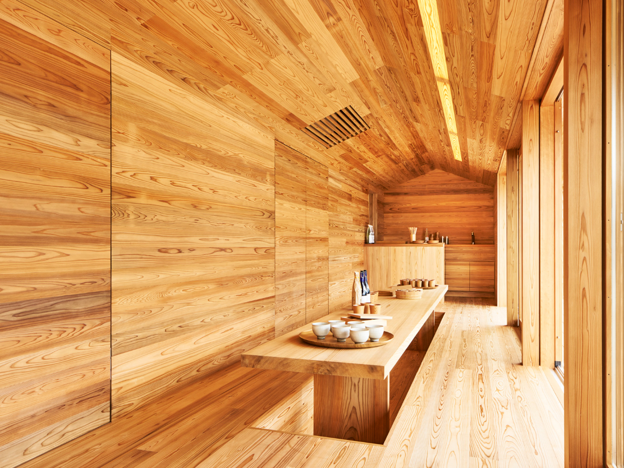 1K͋gXMőꂽ_CjOLXy[XłBe[u͖CނŖ200N̖̐؂gpĂ܂B