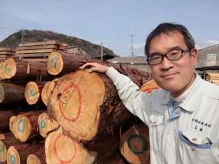 吉野杉の家のスーパーホスト石橋さんが製材所を楽しく案内してくれます!