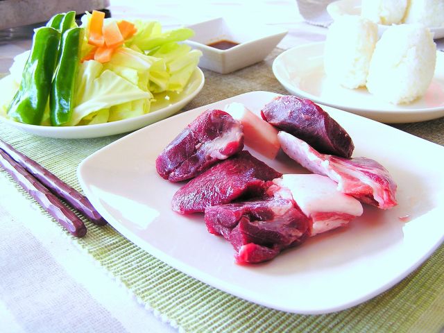 猪並の肉はぶつ切り、部位はおまかせ