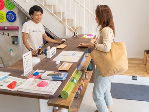 【受付・着替え・移動】 受付、着替えを済ませたら、スタッフよりボルダリングのルールマナーの説明があります