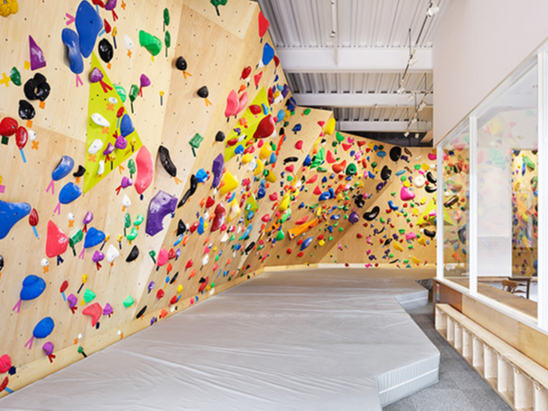 【ボルダリングエリア】ボルダリングエリアの中にも椅子があり、中でも休憩しながら体験することが可能です!