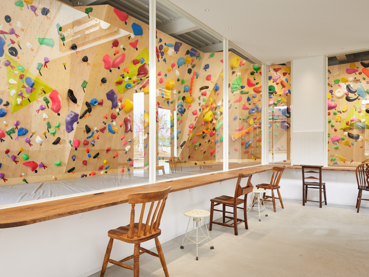 【ラウンジ】休憩の際はボルダリングエリアが一望できるラウンジで休憩