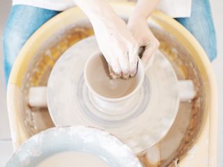 電動ろくろでお好きな作品を2点までつくれます。
