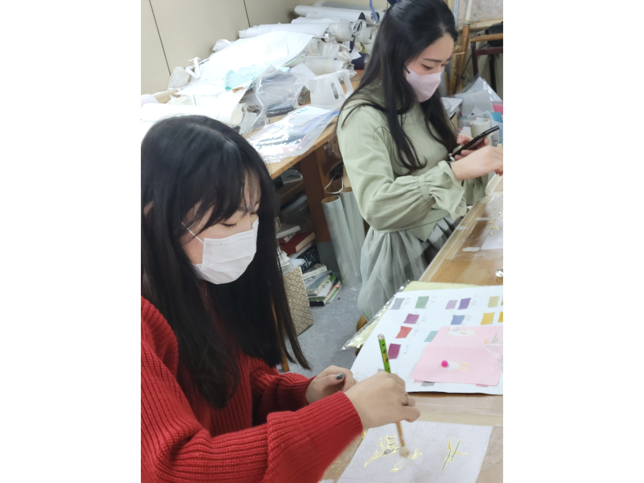 職人が、マンツーマンで、優しく友禅彩色を指導致します。最後に金箔を払っている所です。