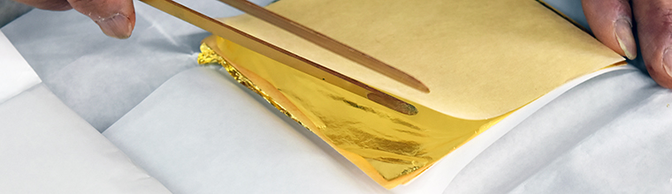 金箔を最後に竹挟みを使い張る所です。