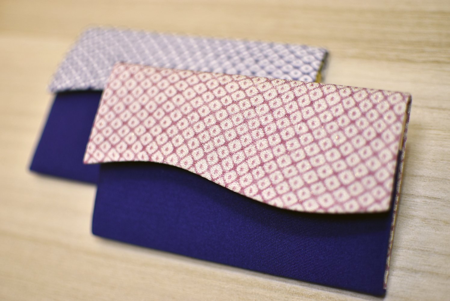 山あり谷ありの曲線を表し、上昇気流に乗って行く、『幸せのカードケース』です。