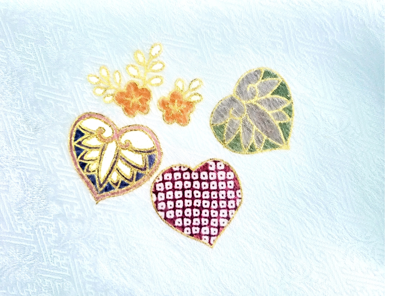 『葵(あおい)』双葉葵はあなたに会いたいと言う意味の「あうい」が語源です。立葵、冬葵は太陽を向き仰ぐ事から「あおぐ」が「あおい」となった説があります。