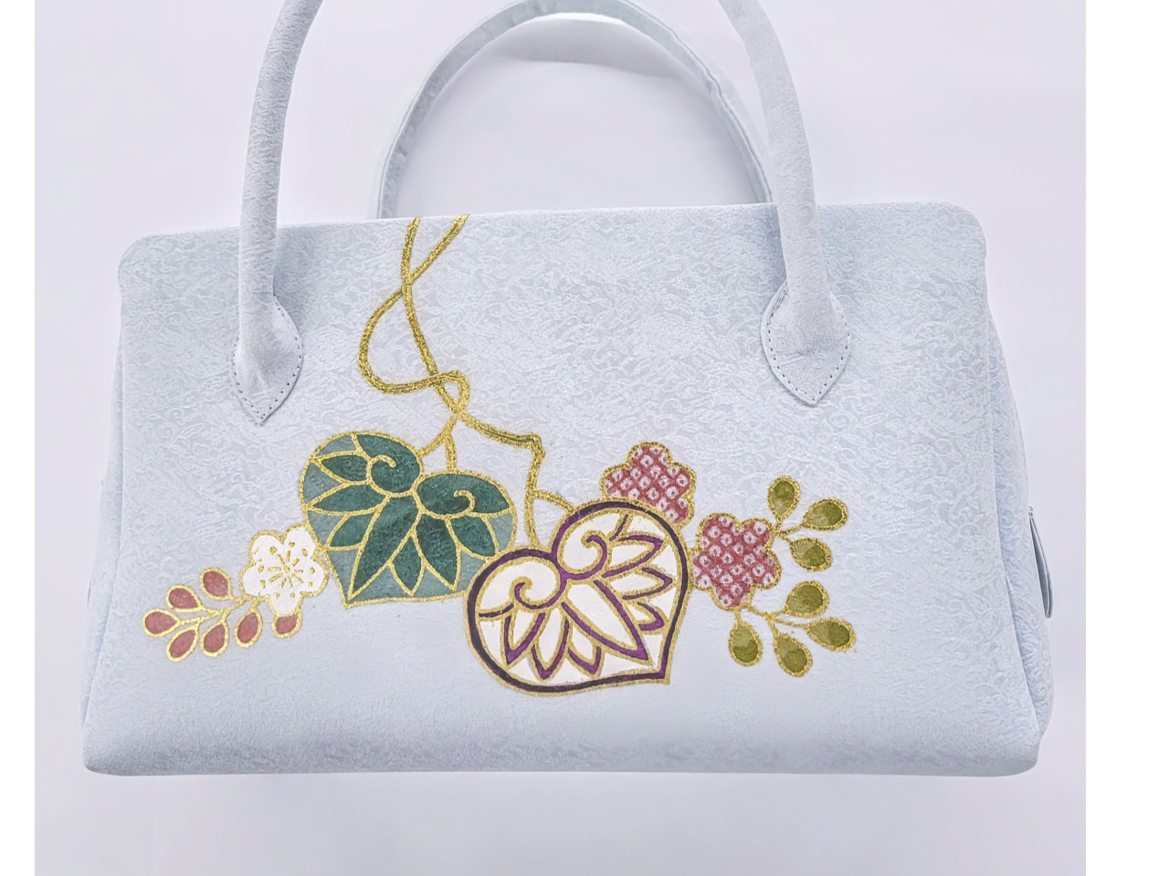 �w���F�T���x�o�b�N�x�������̎��A���̓t�H�[�}���ȏꏊ�ł��g�������̂ɍœK�ȃo�b�N�ł��A�������ŋ��F�T�^���ߑ̌��Ŕz�F���l���ʐF���Ē����܂��B