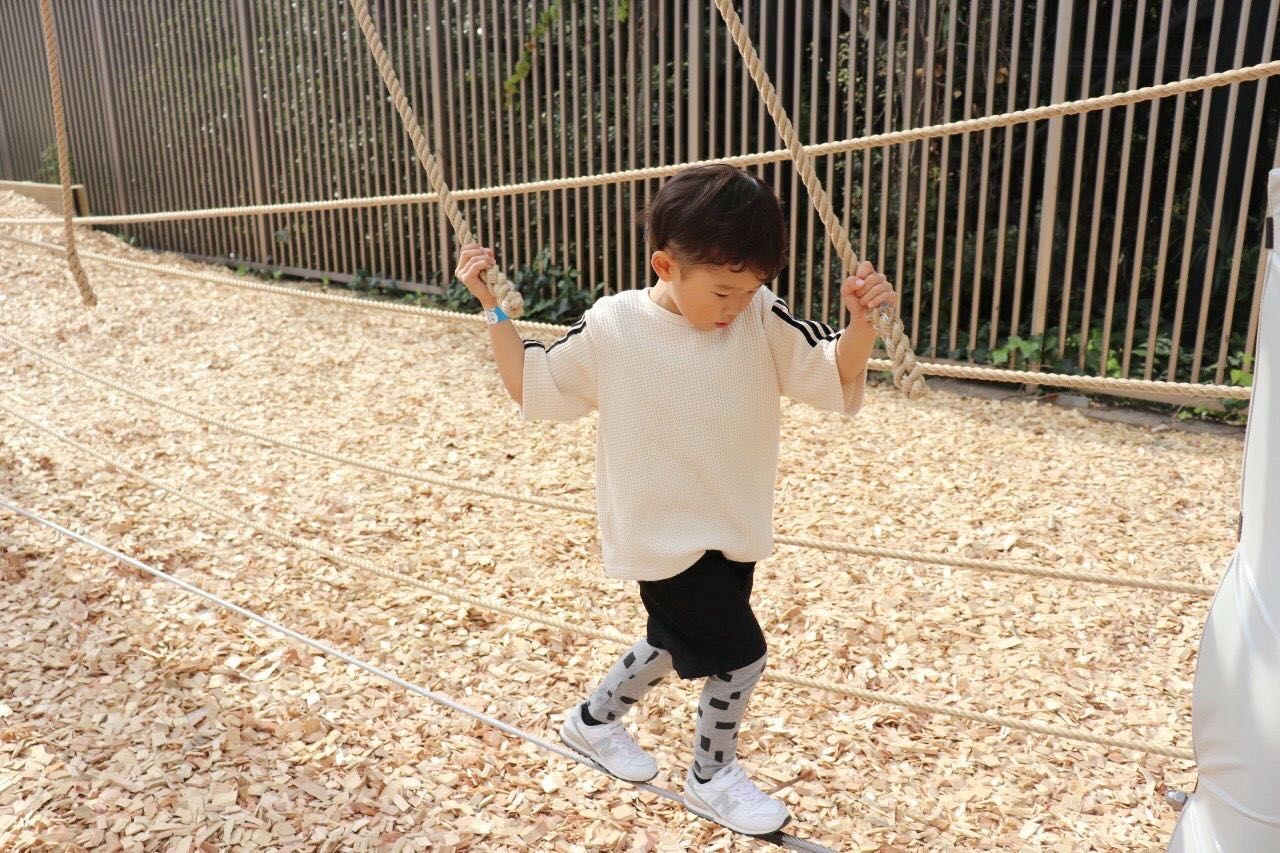 Ȃqls̐^񒆂ŃAhx`[̌I