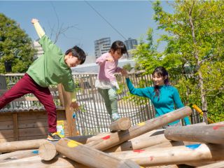 丸太の組まれた木の上を、バランスをとって進もう!
