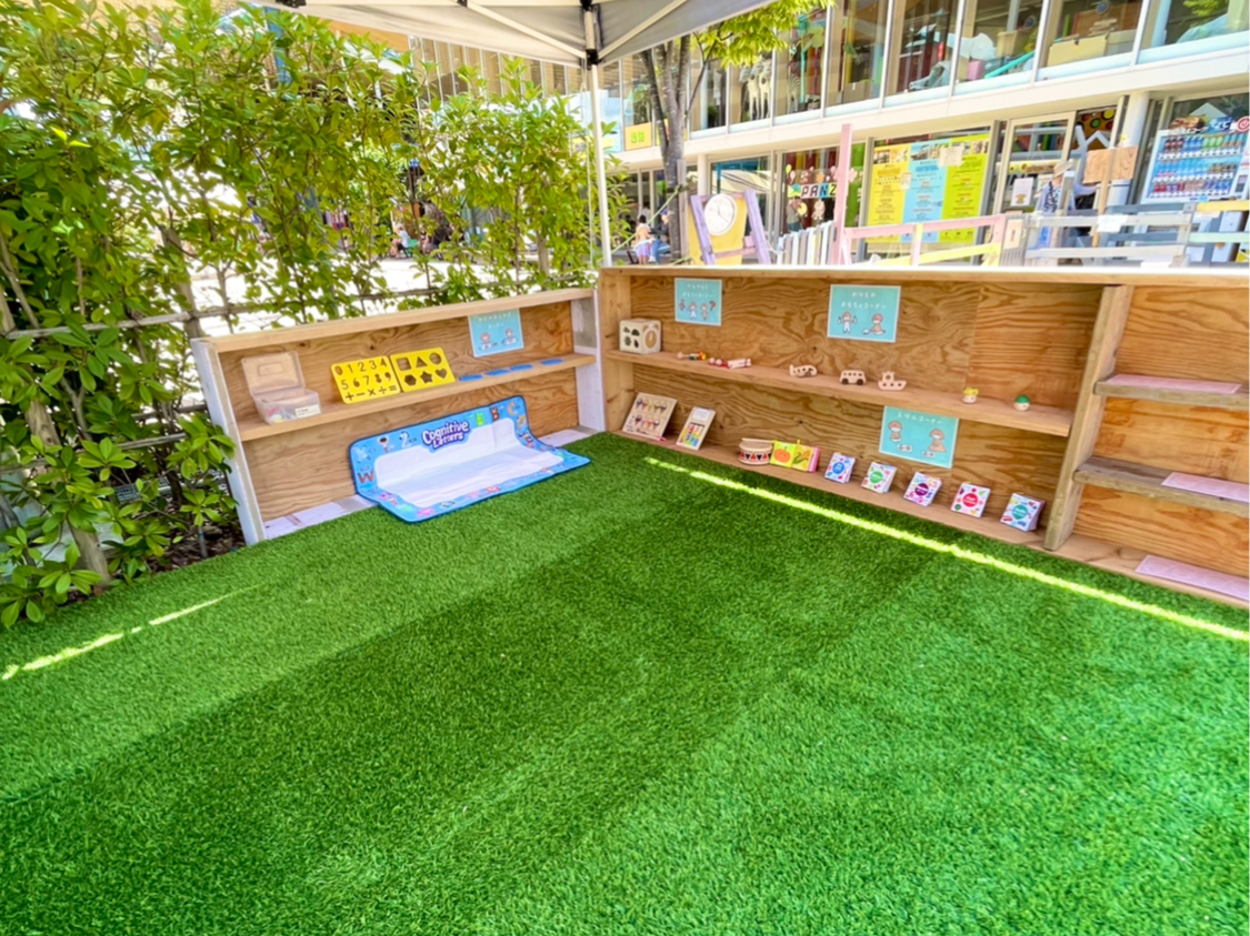 芝生エリアでゆっくり遊ぼう! 「視覚・ 聴覚・嗅覚・触覚」を使えるエリア!