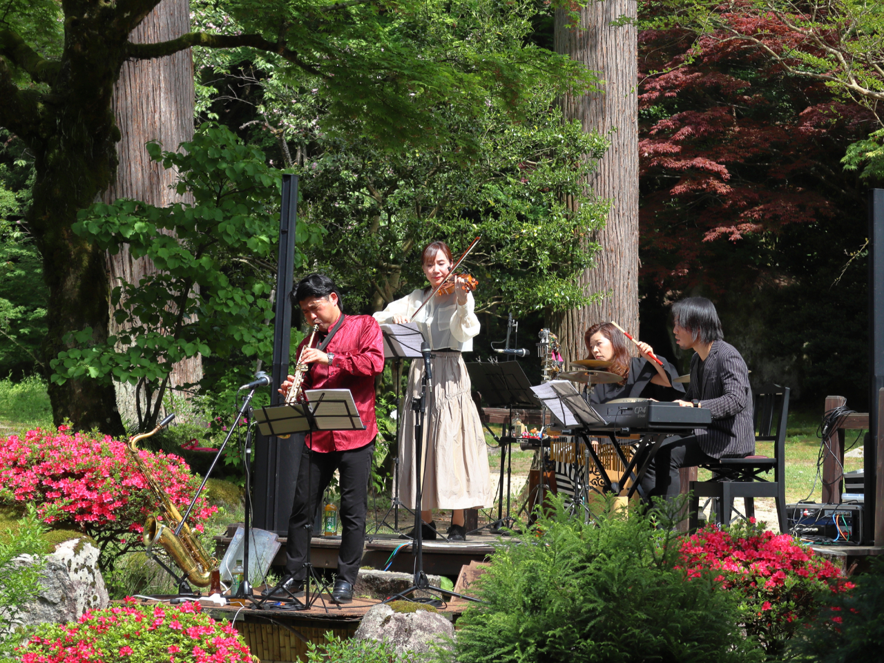大庭園の中行われる開放感溢れるジャズライブ
