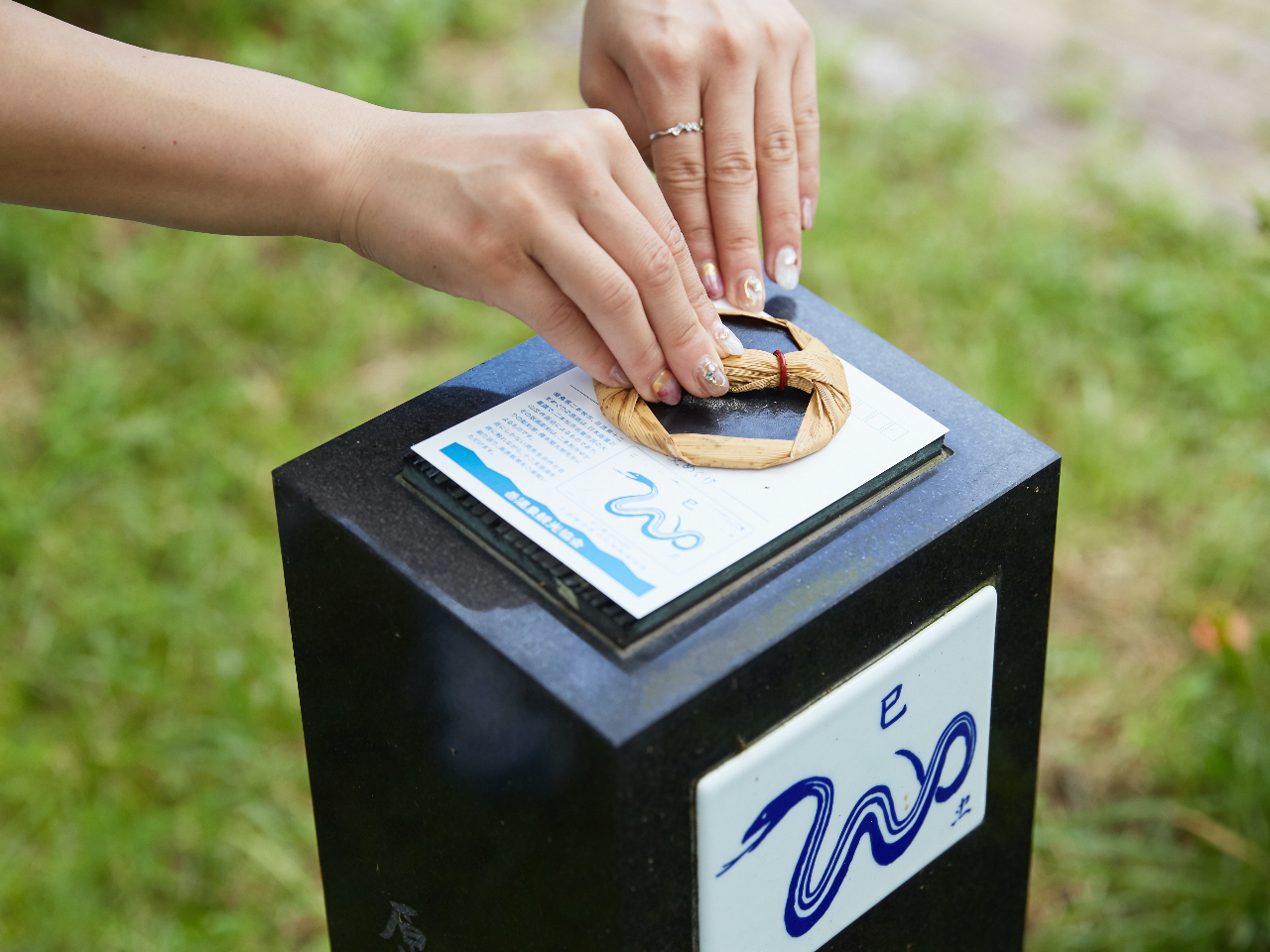 葉書をバレンで擦って