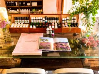 アロマ、お花に囲まれた空間です