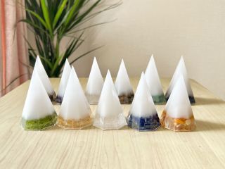 数種類ある天然石からお好きなものを選んで盛り塩オルゴナイトが2個制作できます!