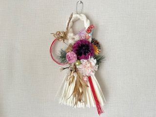 今年のしめ縄はこちらがサンプルになります。中央の椿が素敵なしめ縄です