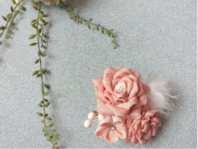 バラのコサージュ、枚数は多いですが基本の丸つまみなので作れます。