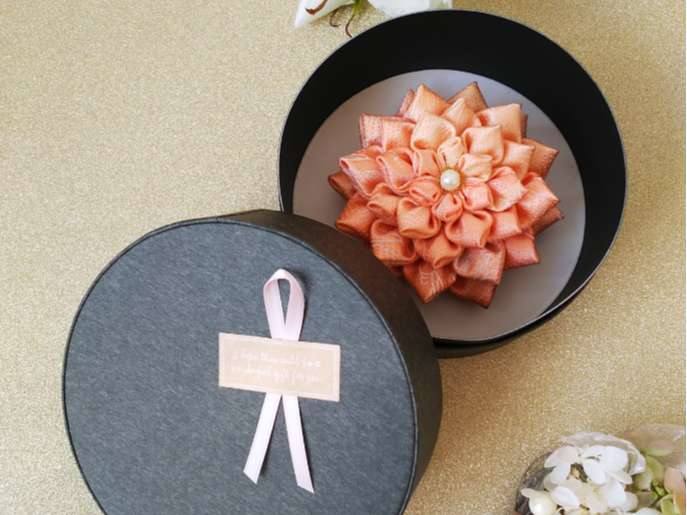 髪飾りにも、コサージュにもなります。