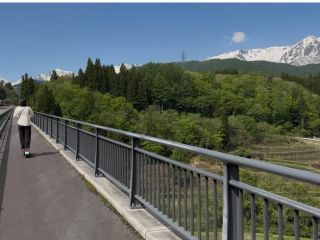 電動キックボードで駆け抜ける、白馬と小谷の絶景。