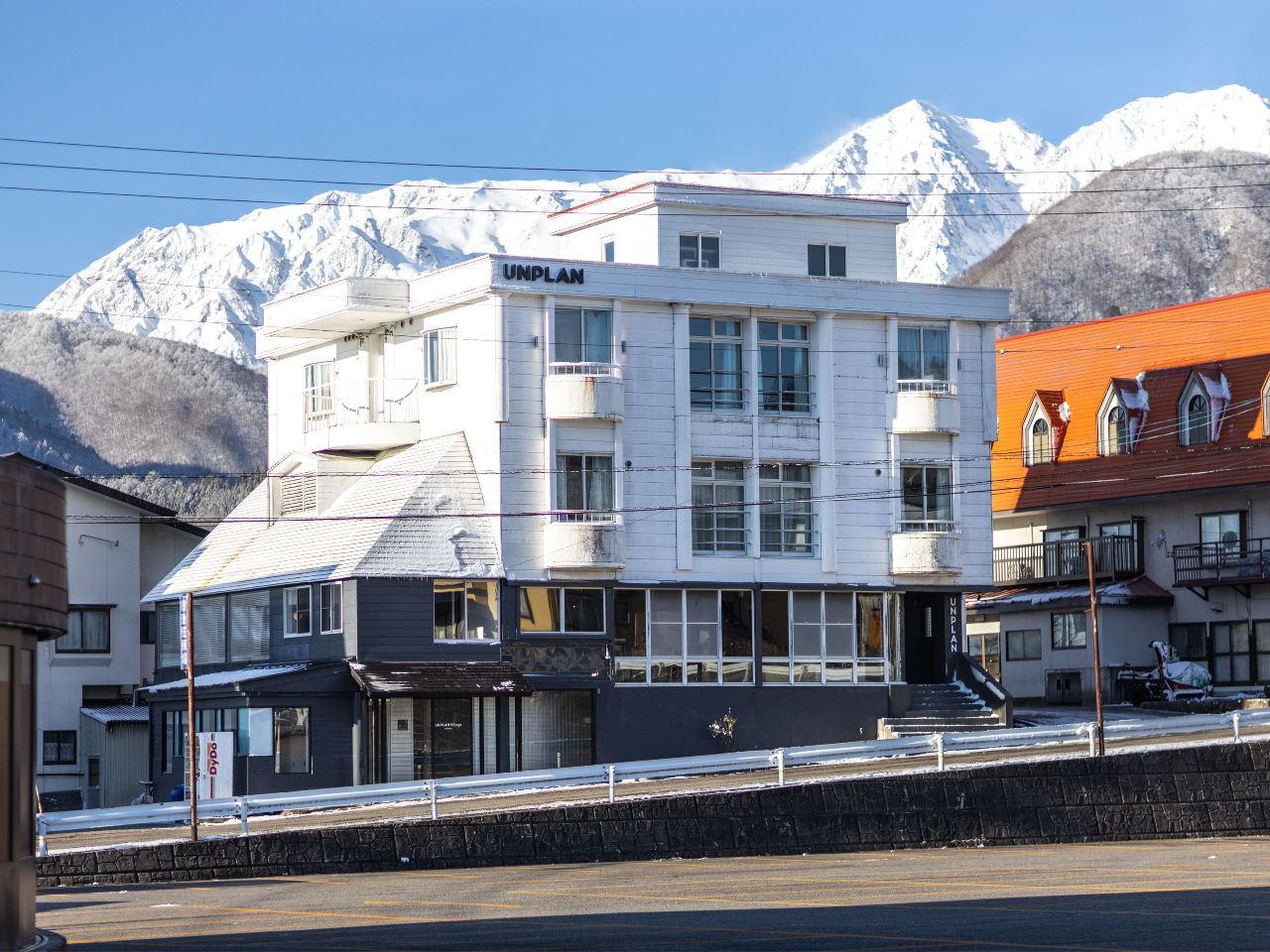 受付とレンタル場所は、栂池ゴンドラ目の前のUNPLAN villlage Hakuba 1にて