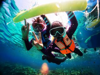 小さい子供たちでも楽しめるシュノーケリング!楽しそうな良い写真!