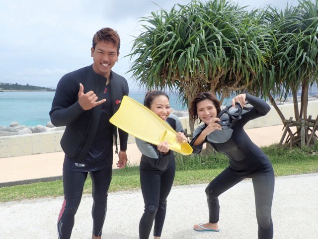 海から上がって記念にインストラクターと一緒にハイチーズ(^_−)−☆