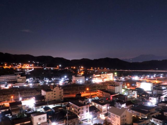 夜の湯田中温泉街 (浴槽からは直接眼下は見えないようになっております。)