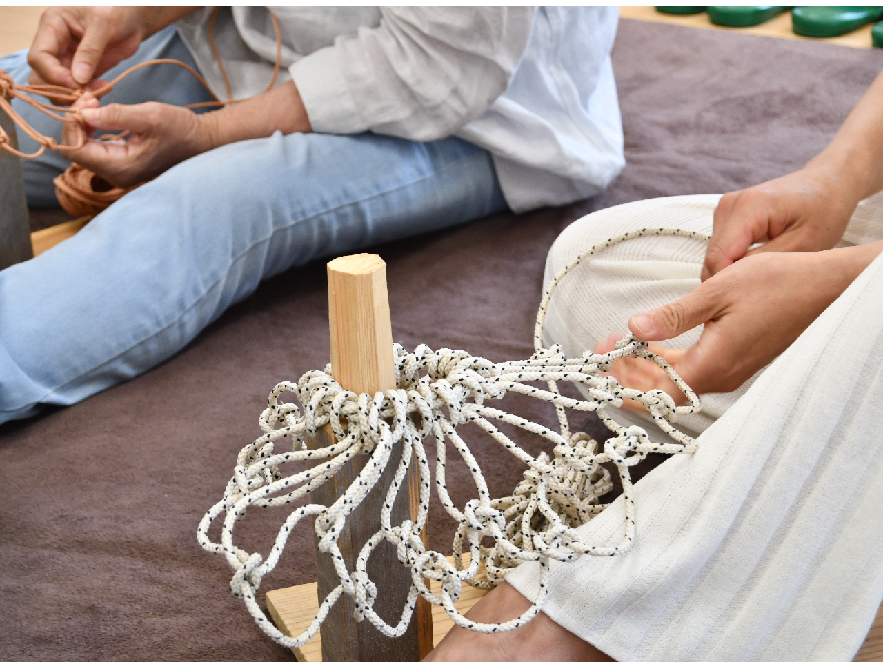 最初は編む順序にこんがらがりますが、一段目を編み終わるころには皆さん黙々と自分の世界へ