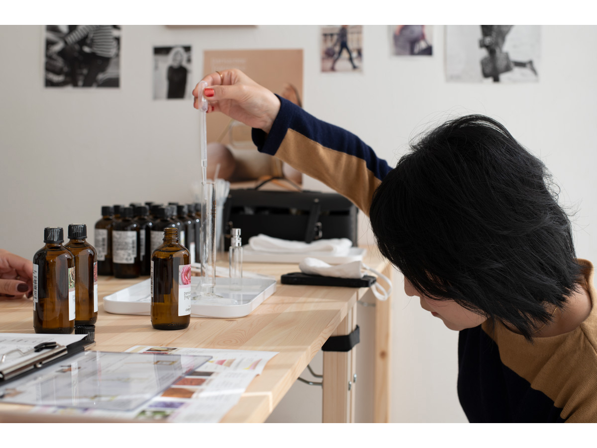 パリジェンヌフレグランスで使用する香料はパフュームの本場フランス産。パリで調香体験を提供してるカンドラ社の上質な香料で本格的なオードトワレをつくります。