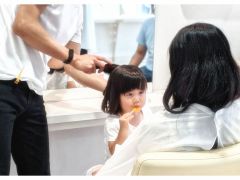 ヘアサロンブースは隣なので、ご希望があればオプションでカットや胎毛筆も承ります。