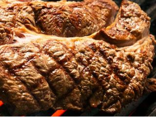 道産牛肩ロースステーキ。赤身と脂身のバランスの良い肩ロースを塊で香ばしく焼き上げております。